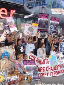 protestors-outside-staples-centre-la